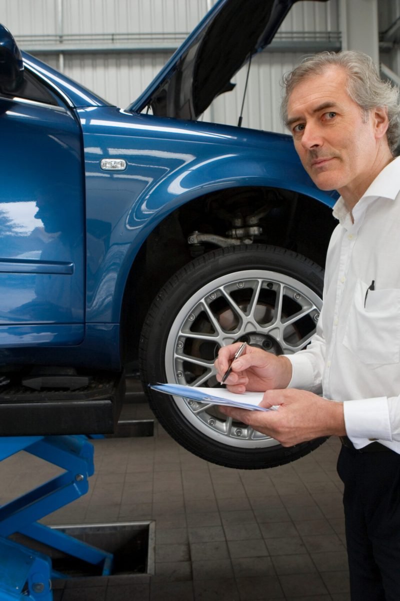 portrait-of-manager-with-clipboard-in-auto-repair-2026-01-11-09-44-27-utc portrait-of-manager-with-clipboard-in-auto-repair-2026-01-11-09-44-27-utc